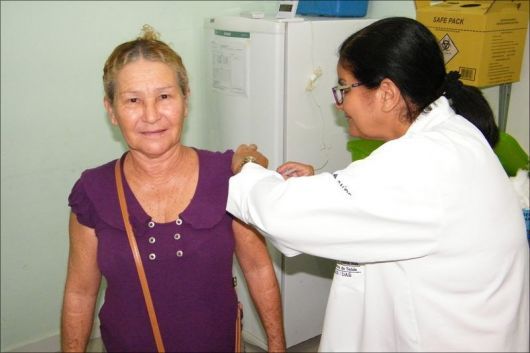 Foto: Senhora Maria Lino de Souza, sendo vacinada