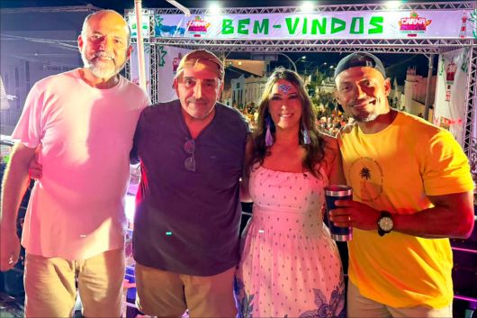 Foto: Deputada Cláudia Oliveira prestigia Carnaval de Belmonte. Divulgação