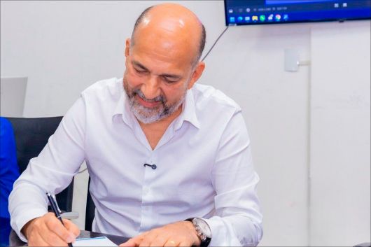 Foto: Prefeito Robério concede novo aumento para os professores. Por Ascom