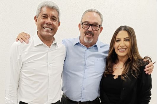 Foto: Alick Mais, e a deputada Cláudia Oliveira com Jerônimo Rodrigues