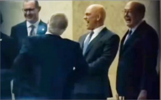 Foto: Alexandre de Moraes sorrindo diante da crise